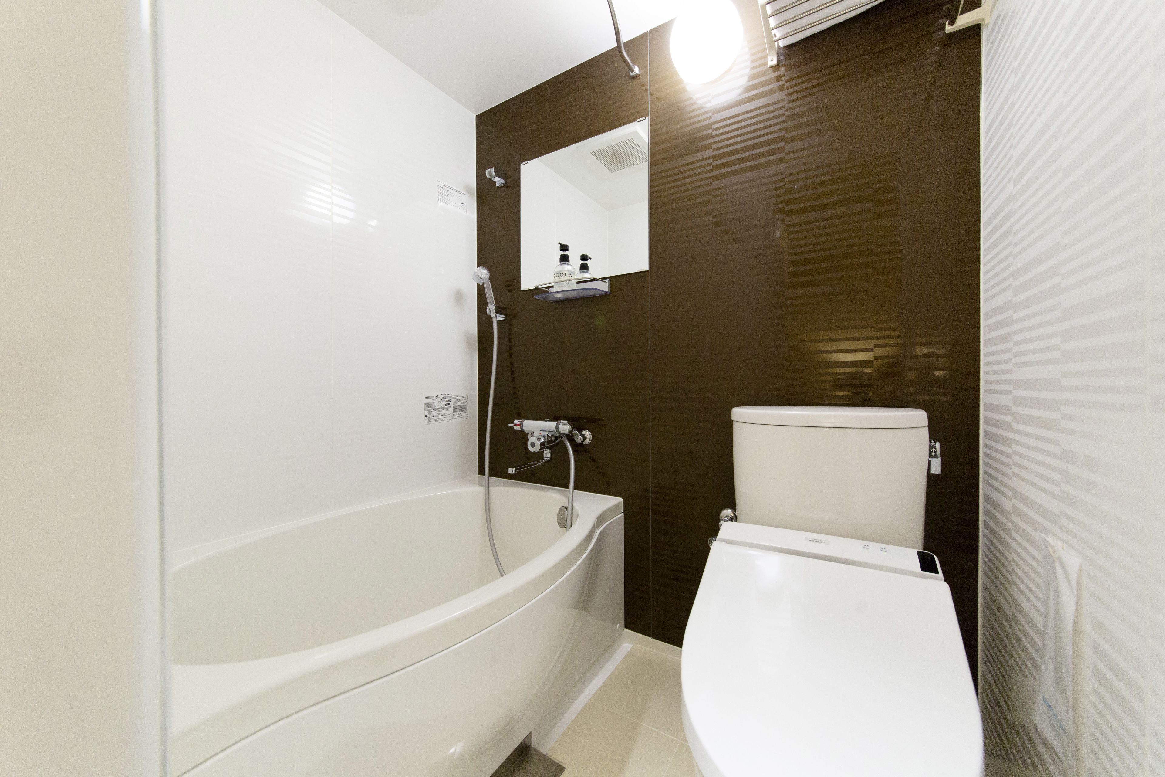 Kombinasi shower/bathtub, bathtub besar,  dan perlengkapan mandi gratis