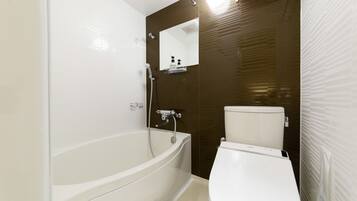 Kombinasi shower/bathtub, bathtub besar, dan perlengkapan mandi gratis