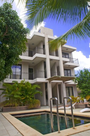 Outdoor pool - Theresa Appartements (Mont Choisy)