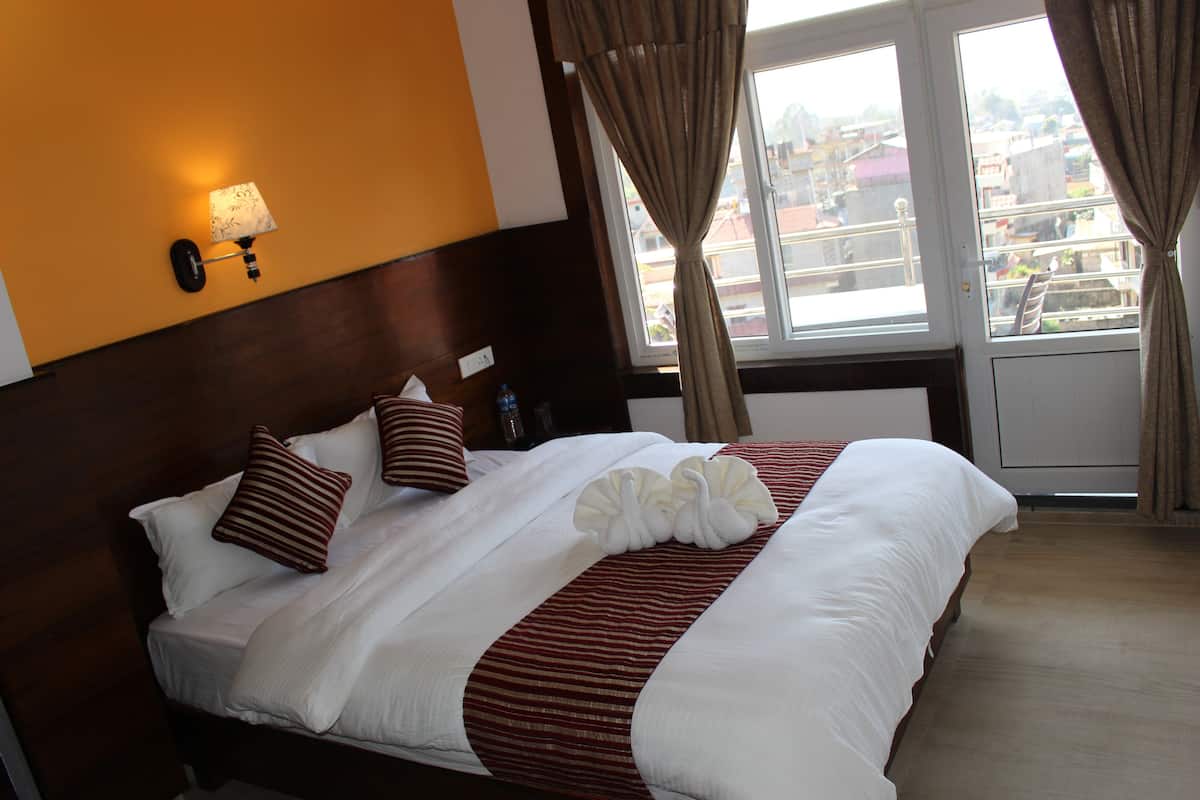 Deluxe Double Room | Hypo-allergenic bedding, minibar, desk, iron/ironing board