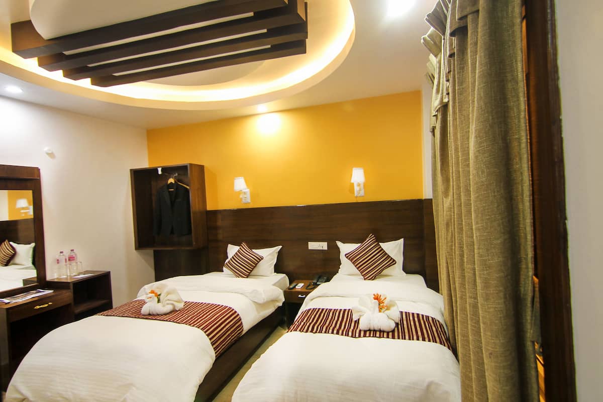 Deluxe Twin Room | Hypo-allergenic bedding, minibar, desk, iron/ironing board
