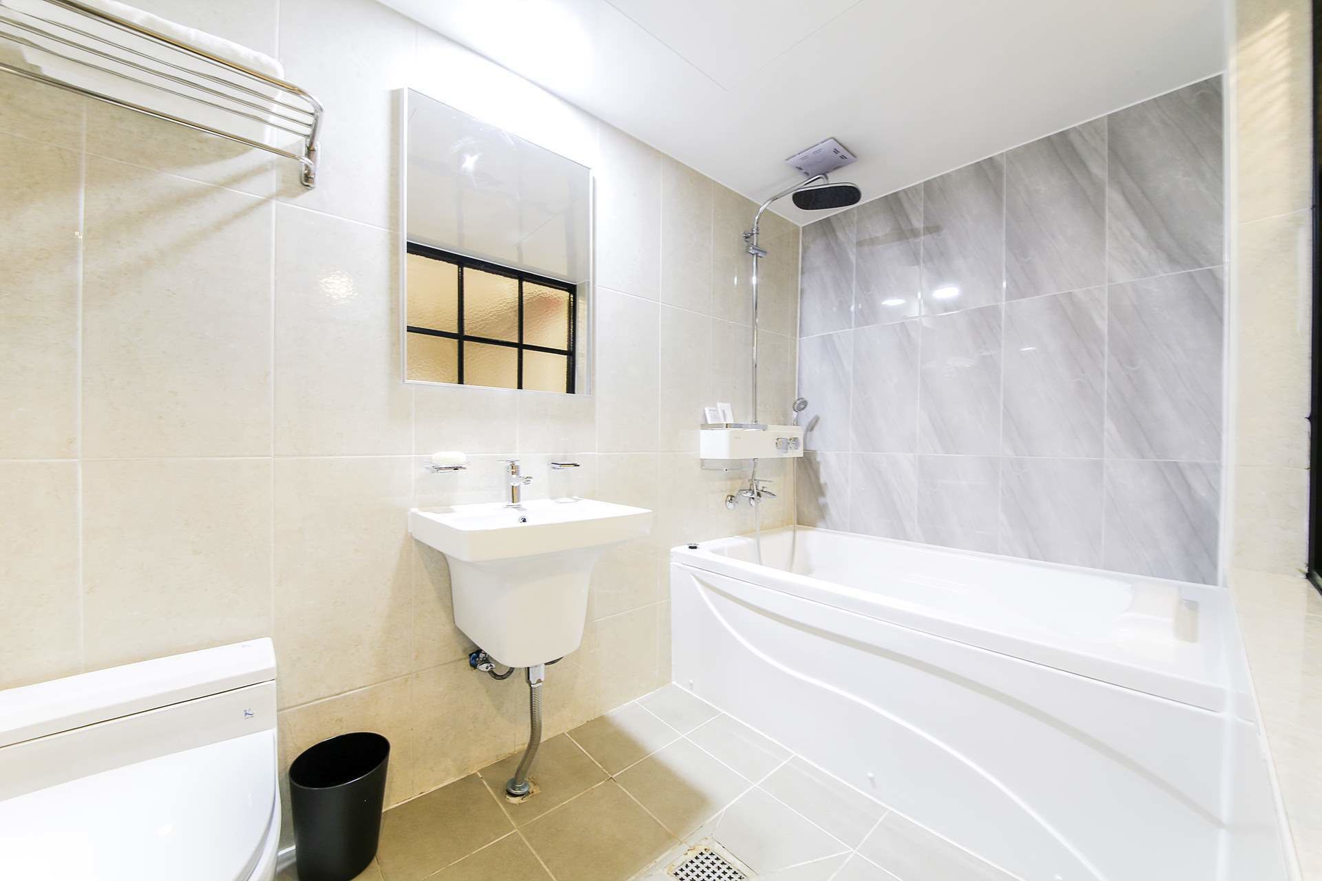 room | bathroom | combined shower/bathtub, deep-soaking bathtub, designer toiletries