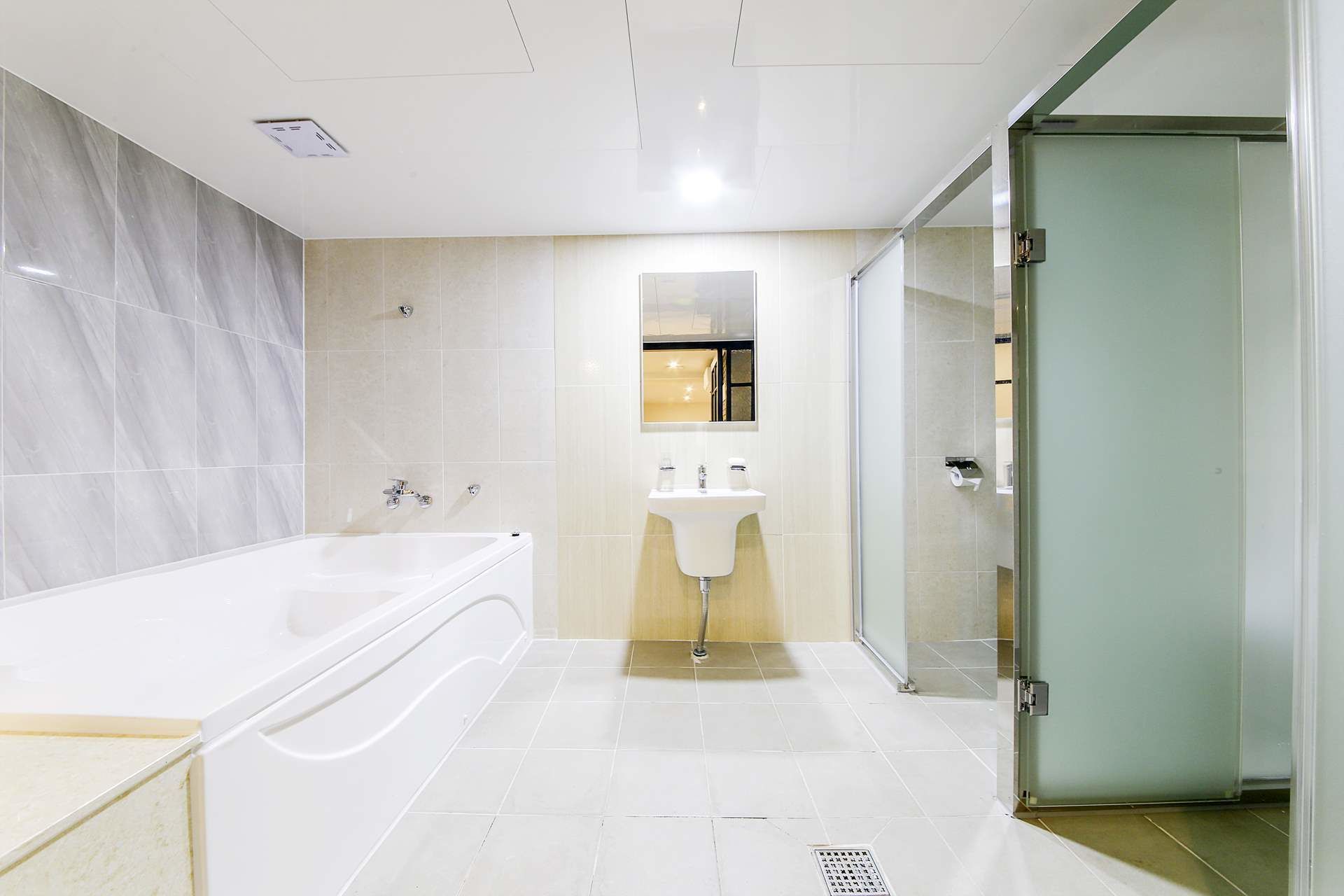 room (best of best room) | bathroom | combined shower/bathtub, deep-soaking bathtub, designer toiletries