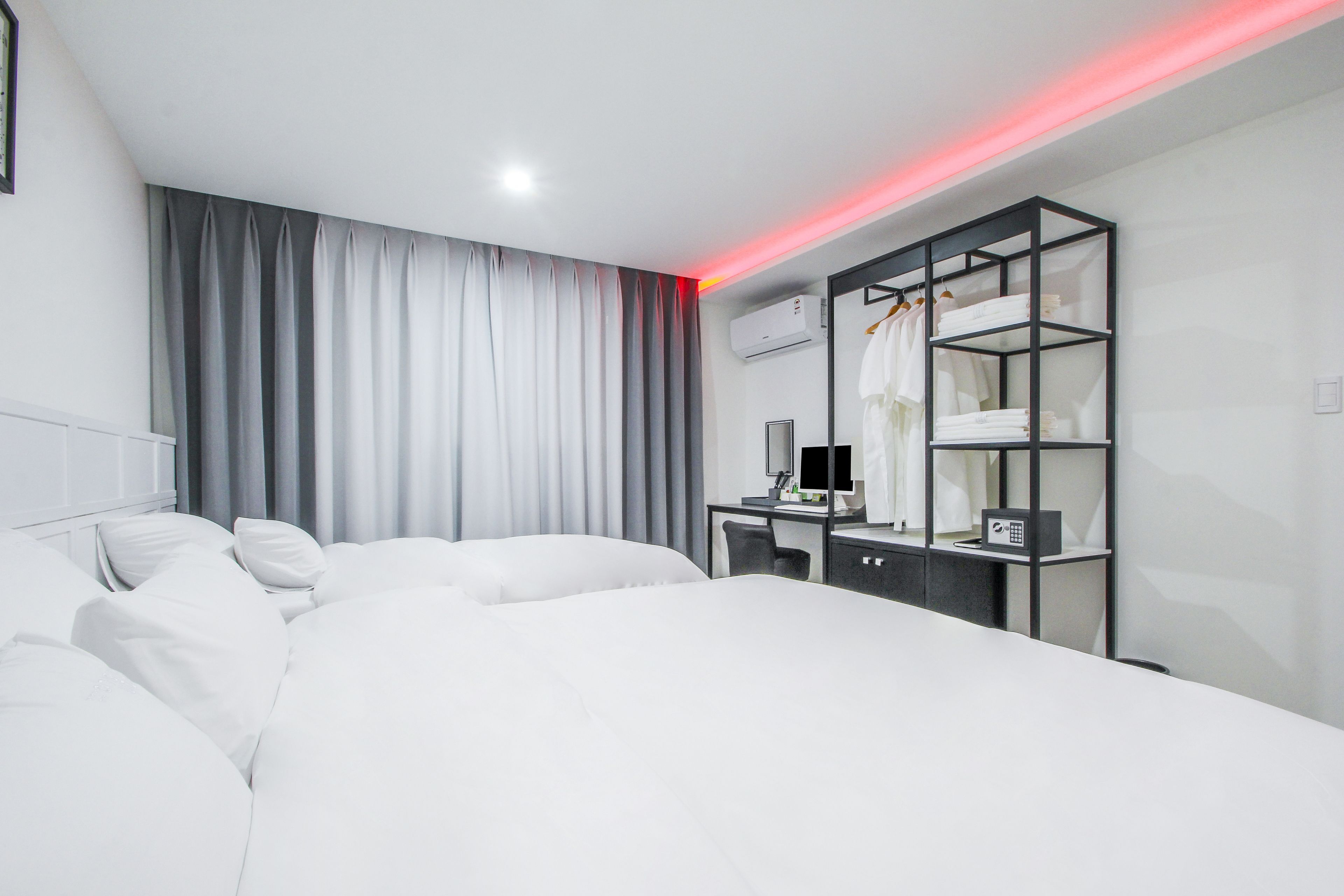 room (special room) | premium bedding, down duvets, pillow-top beds, in-room safe