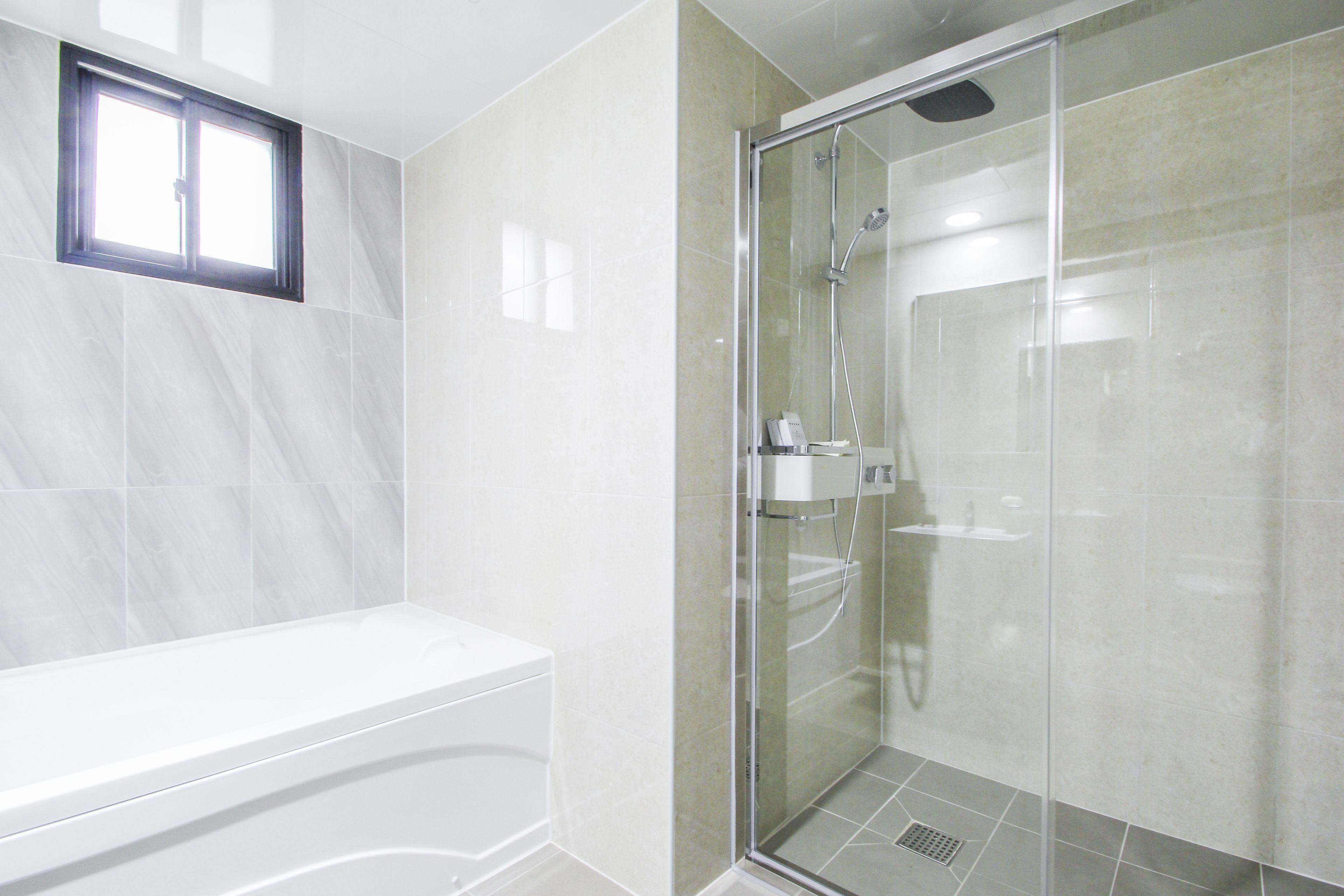 room (special room) | bathroom | combined shower/bathtub, deep-soaking bathtub, designer toiletries