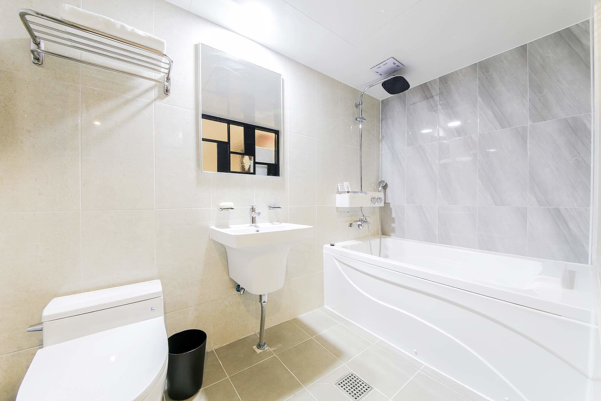 twin room (best room, twin) | bathroom | combined shower/bathtub, deep-soaking bathtub, designer toiletries