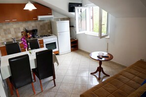 Frigorifero, microonde, forno, piano cottura