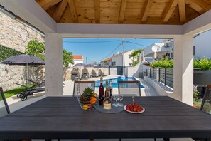 Outdoor dining - Above the Blue: 1BR Peaceful Horizon Pool&Terrace (Bosanka)