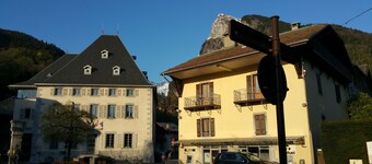 Groot gezinsvriendelijk chalet met panoramisch uitzicht op de bergen