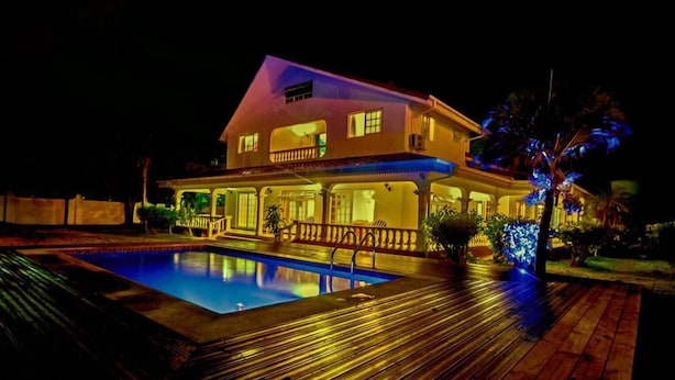 Una casa de dos pisos con piscina delantera.