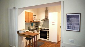 Réfrigérateur, un four, surface de cuisson, lave-vaisselle