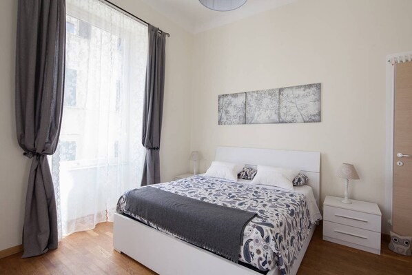 1 habitación, insonorización y tabla de planchar con plancha 