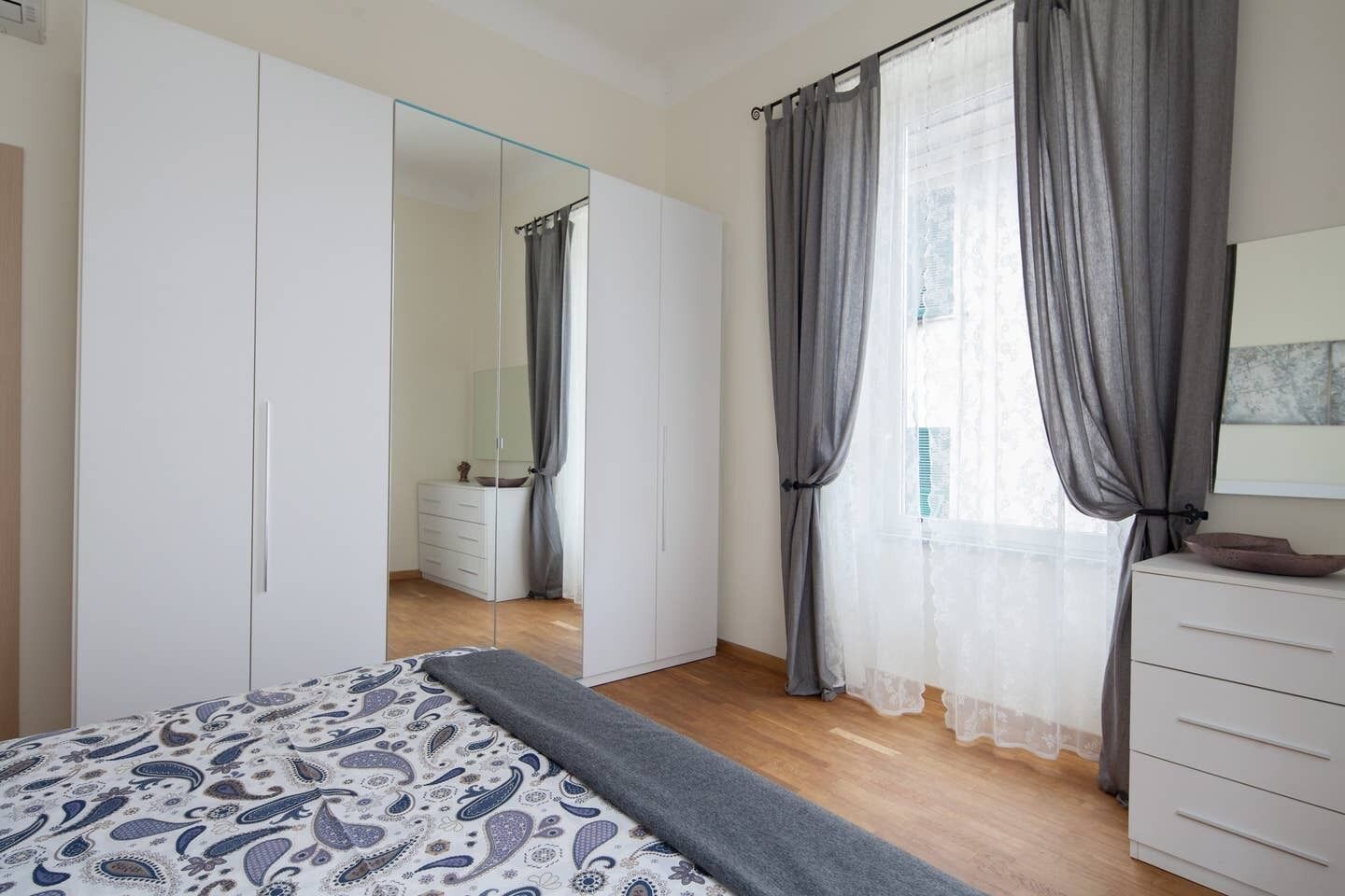 1 chambre, chambres insonorisées, fer et planche à repasser