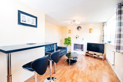 CITY CENTRE ★ FREE PARKING ★ 2 BED HOUSE ★ MODERN