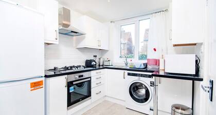 CITY CENTRE â
FREE PARKING â
2 BED HOUSE â
MODERN