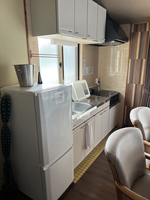 Kühlschrank, Mikrowelle, Herdplatte, Wasserkocher