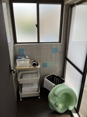 Dusche, kostenlose Toilettenartikel, Haartrockner, Handtücher