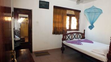 Habitación Confort con 1 cama doble o 2 individuales, 1 cama de matrimonio | Escritorio, camas supletorias, wifi gratis y ropa de cama