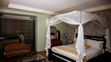 خزنة داخل الغرفة وبديكورات فريدة لكل غرفة وطراز فريد لكل وحدة