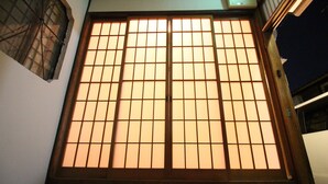 Een traditioneel Japans shoji-scherm met schuifdeuren.