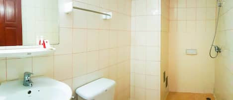 Un bagno con lavandino, toilette e doccia.