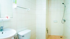 A bathroom with a sink, toilet, and shower. - Eastiny Bella Vista Hotel (Pattaya)