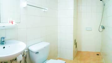 Superior Room | Bathroom | Shower, rainfall showerhead, free toiletries, bidet