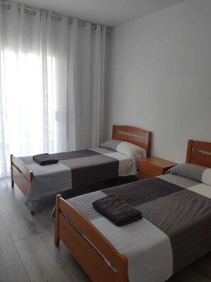 3 chambres, fer et planche à repasser, Wi-Fi gratuit, draps fournis