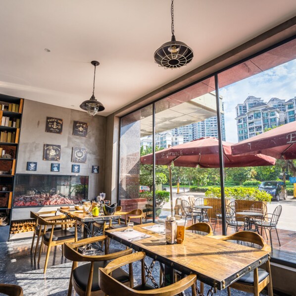 Breakfast, lunch, dinner served; international cuisine  - JAMES JOYCE COFFETEL SHI JING CITY SQ (Guangzhou)