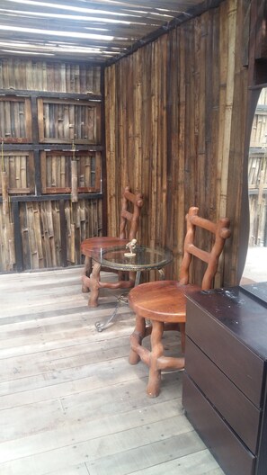Family Room | Desk, free WiFi