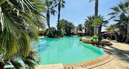 Villa Dalya, frente a la playa, piscina impresionante, enorme jardín, un sueño
