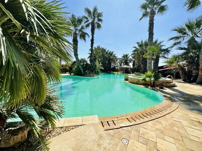 Villa Dalya, frente a la playa, piscina impresionante, enorme jardín, un sueño 