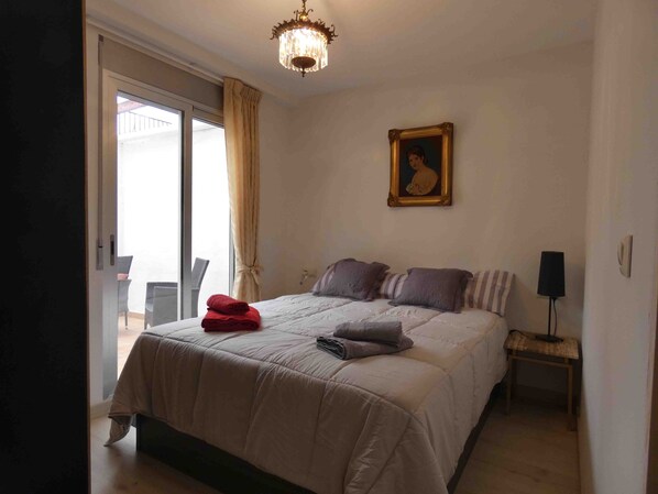 2 habitaciones, escritorio, tabla de planchar con plancha y wifi gratis