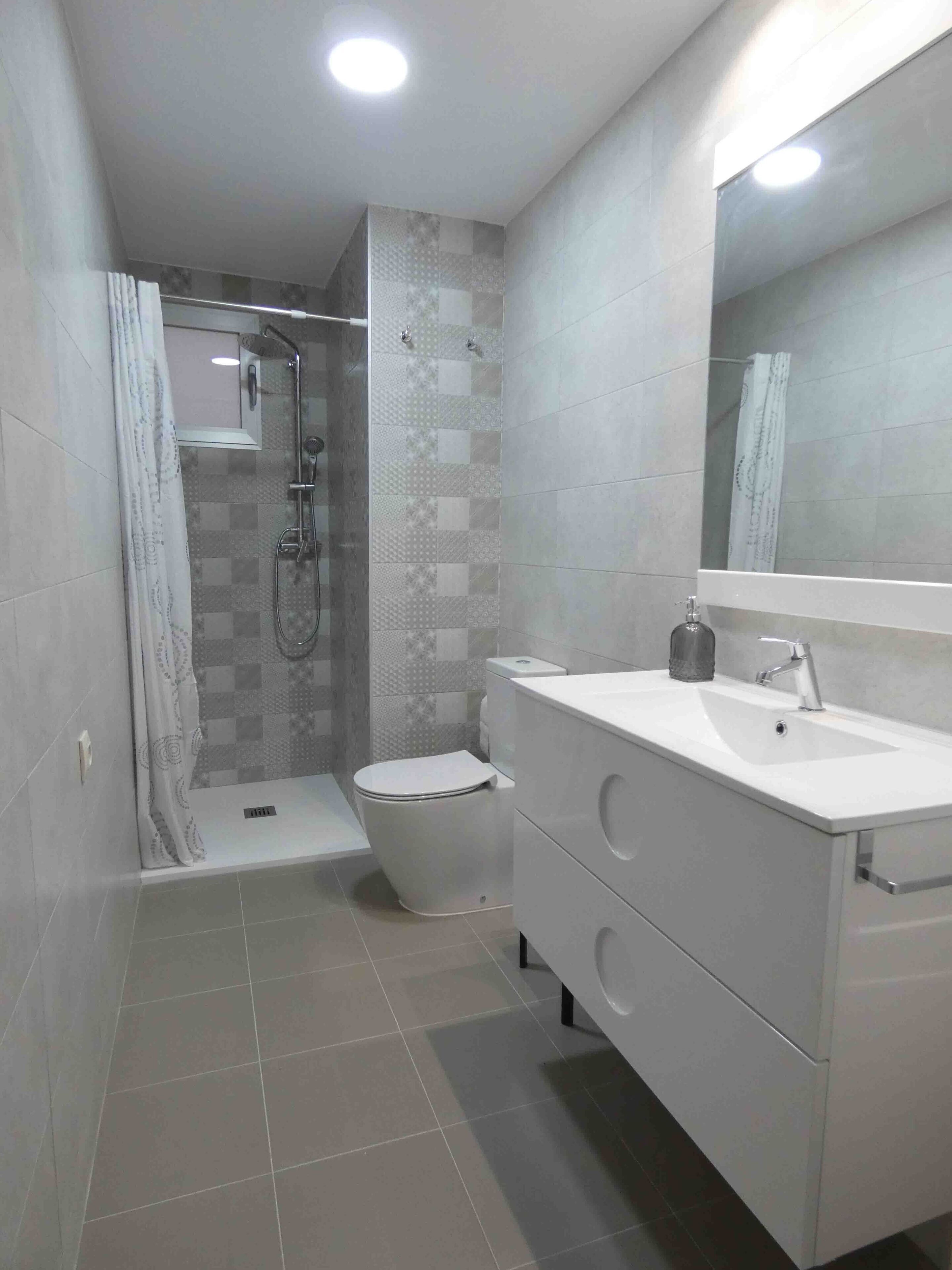 Sèche-cheveux, serviettes fournies, savon, shampoing