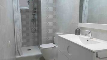 SĂšche-cheveux, serviettes fournies, savon, shampoing