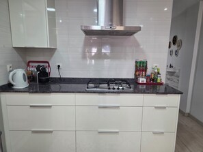 Geladeira, micro-ondas, fogão, cooktop