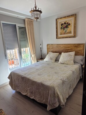 3 habitaciones, escritorio, tabla de planchar con plancha y wifi gratis 