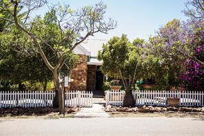 Vista frontal de la propiedad