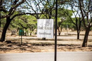 Vista frontal de la propiedad