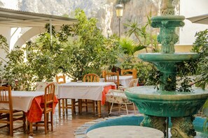 Outdoor dining - El Tossal (El Castell de Guadalest)