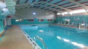 Una piscina cubierta, una piscina climatizada