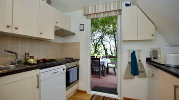 Frigorífico, microondas, horno y placa de cocina