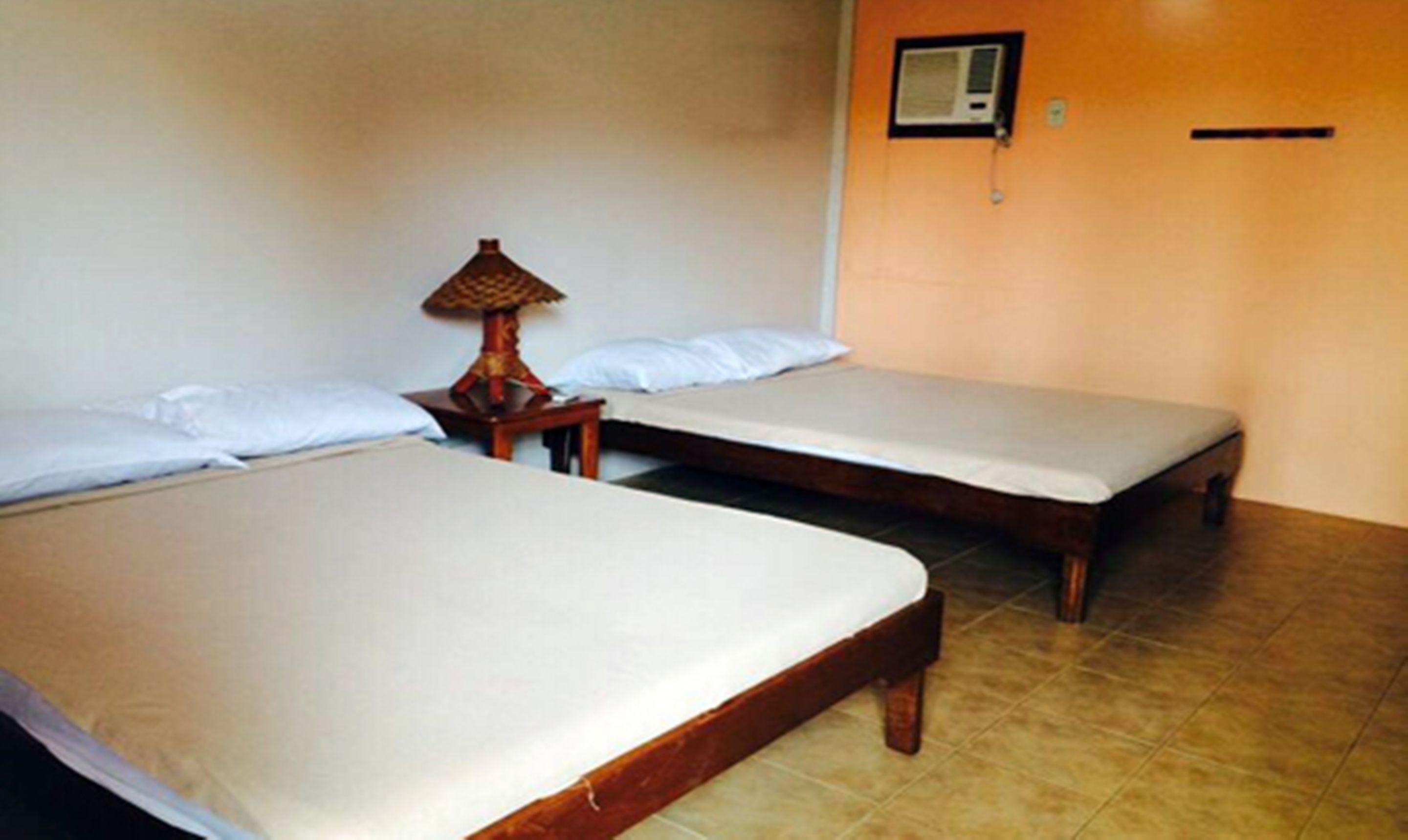 Tabla de planchar con plancha y ropa de cama 