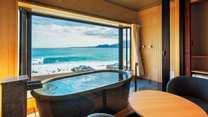 A room with a large window, a hot tub, and a round table. - Senoumi (Higashiizu)