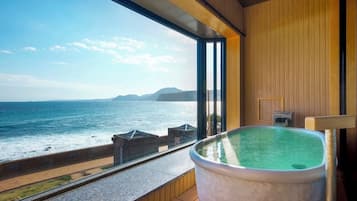 Superior Room | Bathroom | Separate tub and shower, free toiletries, hair dryer, bidet