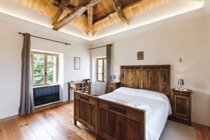 3 chambres, bureau, fer et planche à repasser, lit parapluie