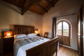 3 chambres, bureau, fer et planche à repasser, lit parapluie