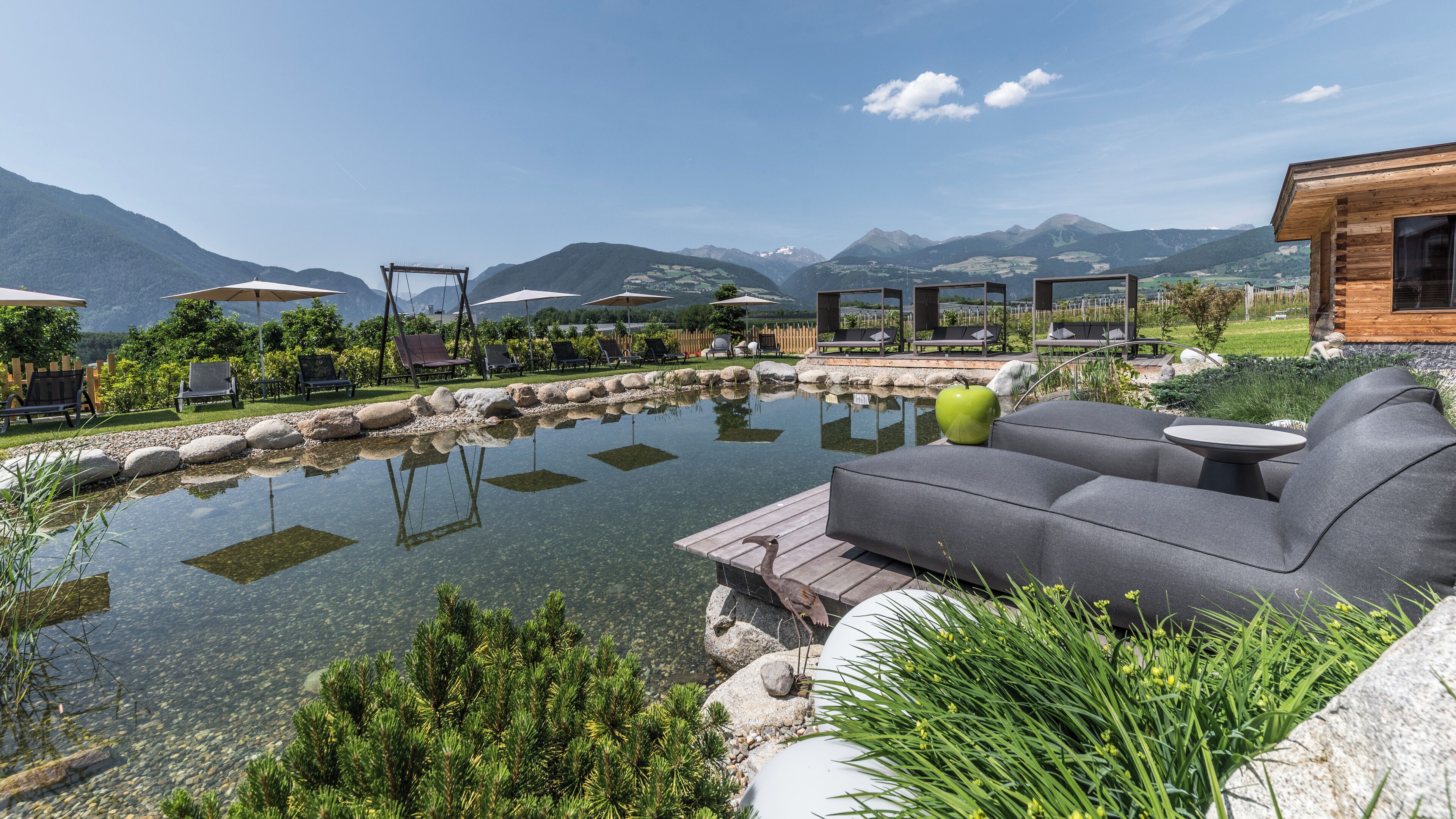 Piscina coperta, piscina all'aperto, ombrelloni da piscina, lettini