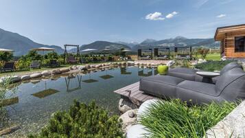 Piscina coperta, piscina all'aperto, ombrelloni da piscina, lettini