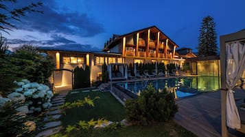 Hồ bơi trong nhà, hồ bơi ngoài trời, dù/ô trên bãi biển/hồ bơi